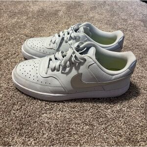 Women’s Nike sneakers light grey size 11